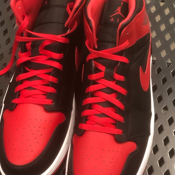 Air Jordan 1 mid 9.5 brand new in the box - Picture 4 of 4